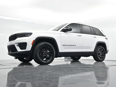 Used 2024 Jeep Grand Cherokee Altitude AWD/4WD image 26