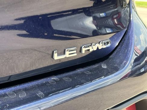 Used 2022 Toyota Highlander LE AWD/4WD image 14