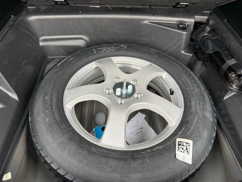 Used 2025 Jeep Grand Cherokee Altitude AWD/4WD image 6