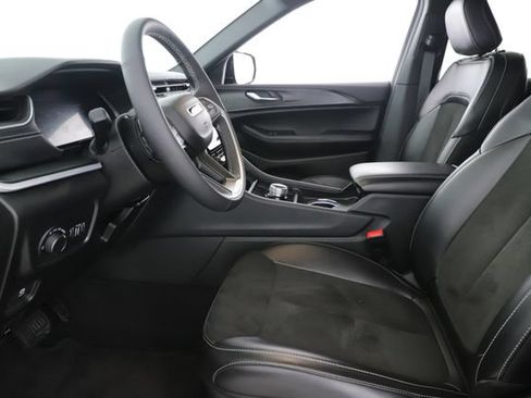 Used 2025 Jeep Grand Cherokee L Laredo AWD/4WD image 16