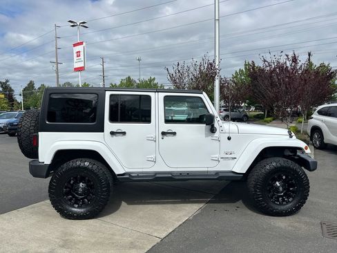 Used 2018 Jeep Wrangler Unlimited Sahara w/ Connectivity Group AWD/4WD image 6