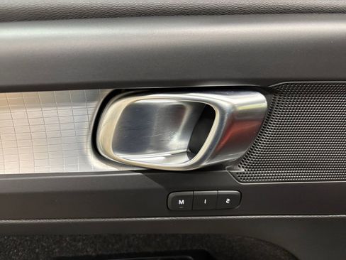 Used 2019 Volvo XC40 T4 Momentum image 12