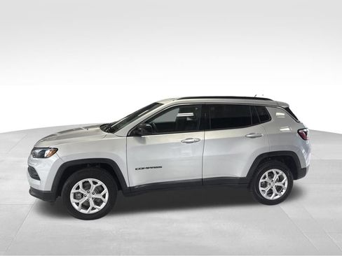 Used 2024 Jeep Compass Latitude AWD/4WD image 2