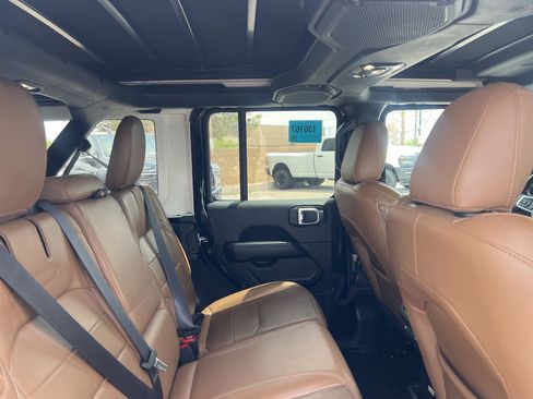 Used 2022 Jeep Wrangler Unlimited Sahara w/ Cold Weather Group AWD/4WD image 17