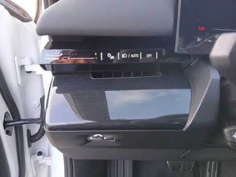 New 2025 BMW 530i 530i Retired Loaner w/ M Sport Package image 21