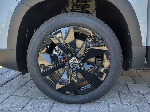 New 2026 Volkswagen Taos SE image 32