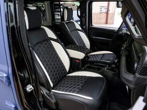 Used 2025 Jeep Wrangler Unlimited Rubicon w/ Safety Group AWD/4WD image 77