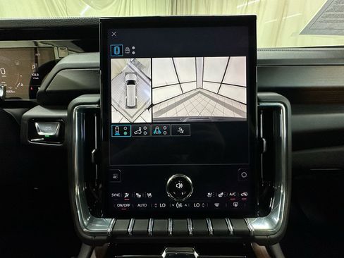 Used 2025 GMC Yukon XL Denali AWD/4WD image 38