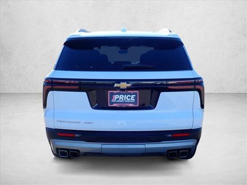 Used 2025 Chevrolet Traverse LT image 3