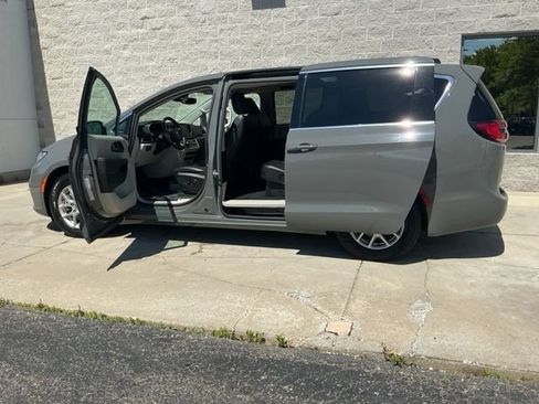 Used 2023 Chrysler Pacifica Touring-L FWD image 13