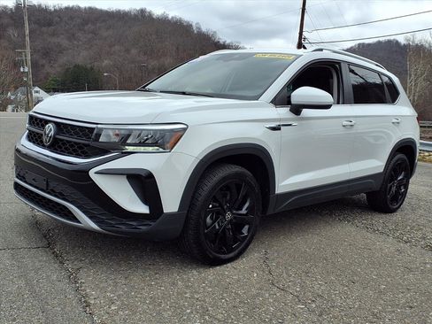 Used 2024 Volkswagen Taos SE w/ Black Wheel Package image 1