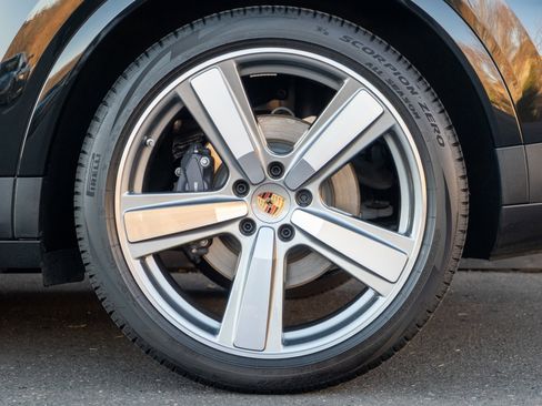 Certified 2025 Porsche Cayenne image 13