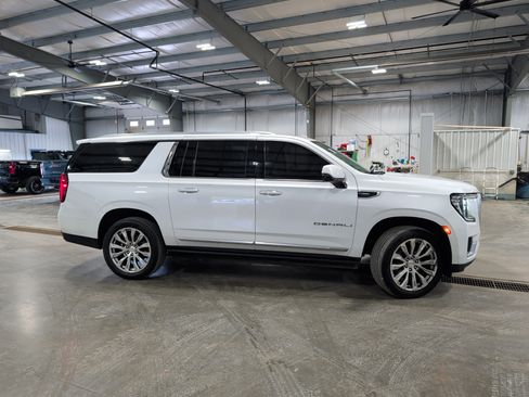 Used 2023 GMC Yukon XL Denali AWD/4WD image 2