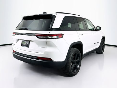 Used 2023 Jeep Grand Cherokee Altitude image 9