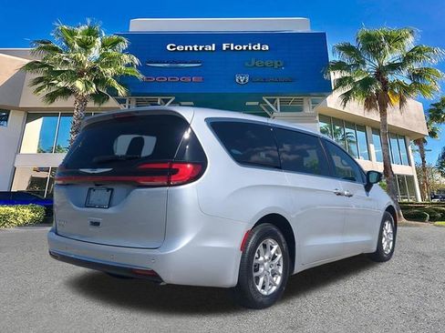 New 2026 Chrysler Pacifica Select image 5