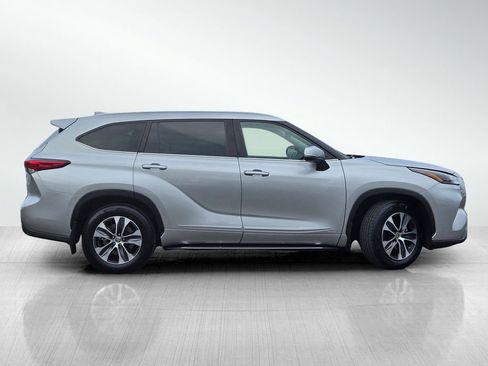 Used 2023 Toyota Highlander XLE image 3