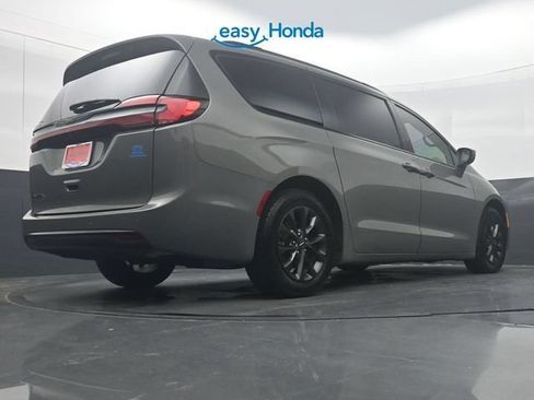 Used 2021 Chrysler Pacifica Touring-L w/ Uconnect Theater Family Group FWD image 33