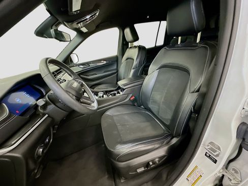 Used 2023 Jeep Grand Cherokee Altitude image 13