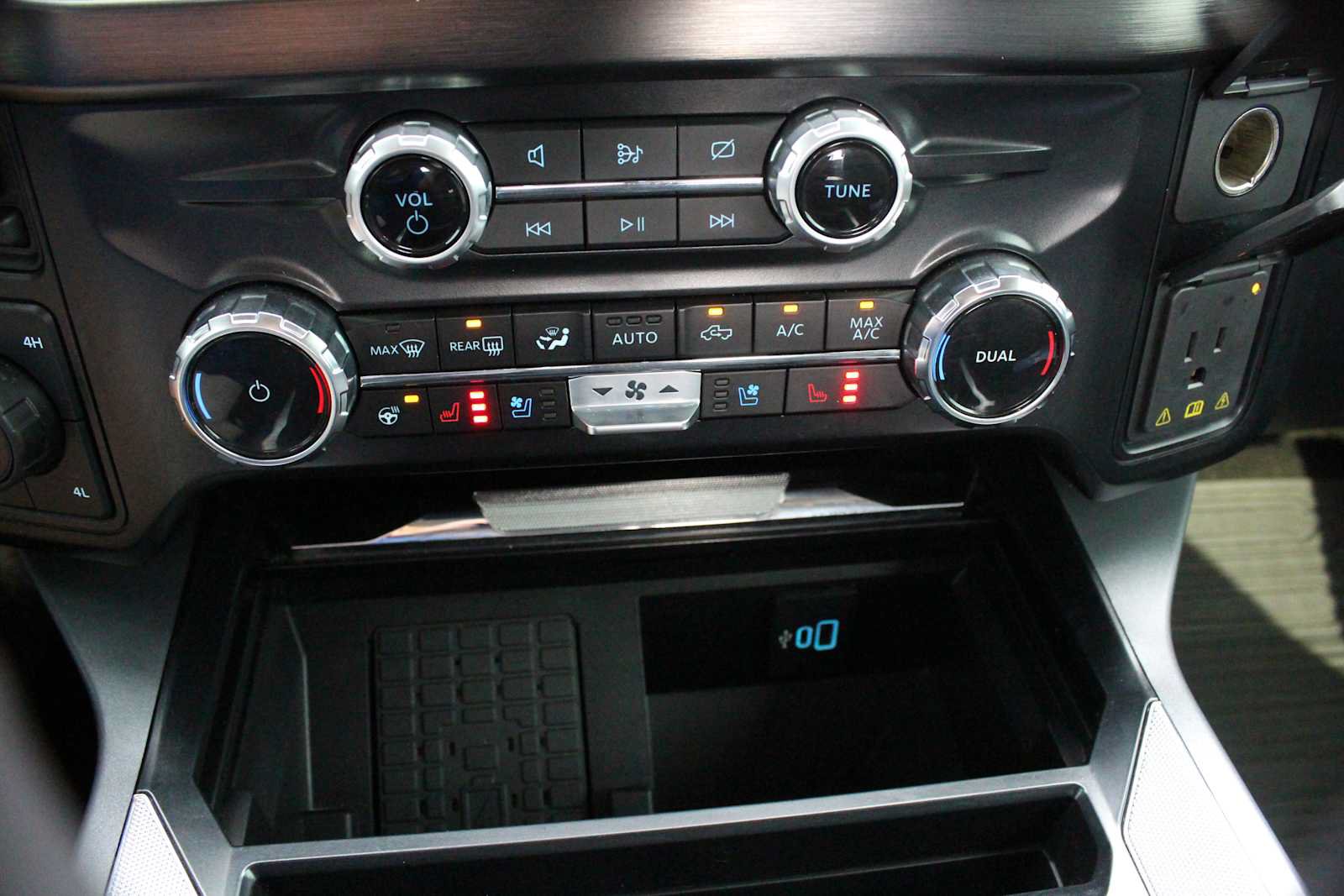 Used 2024 Ford F450 Lariat w/ Lariat Ultimate Package AWD/4WD image 45