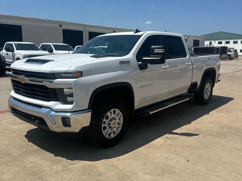 Used 2025 Chevrolet Silverado 2500 LT AWD/4WD image 3