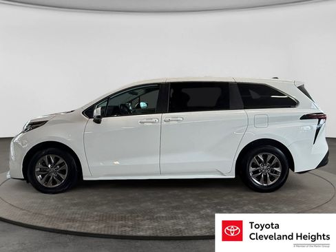 Used 2024 Toyota Sienna LE AWD/4WD image 8
