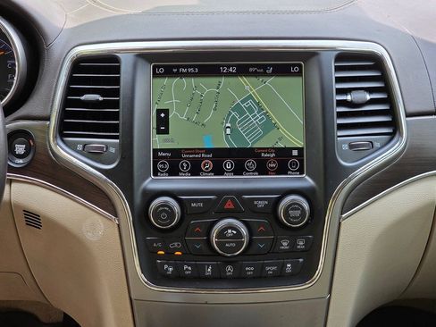 Used 2018 Jeep Grand Cherokee Overland RWD image 22