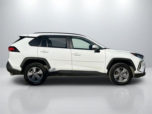 Used 2022 Toyota RAV4 LE image 4
