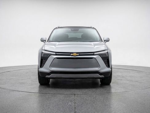 Used 2025 Chevrolet Blazer LT FWD image 2