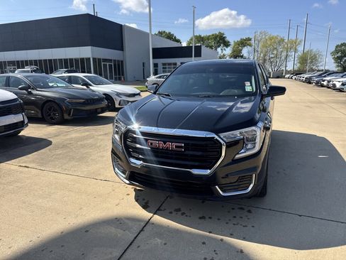 Used 2024 GMC Terrain SLE w/ LPO, Floor Liner Package image 4