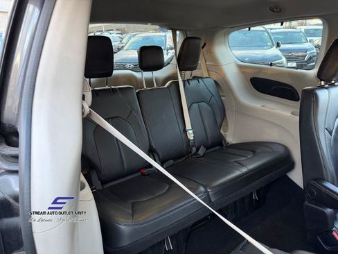 Used 2019 Chrysler Pacifica Touring-L image 20