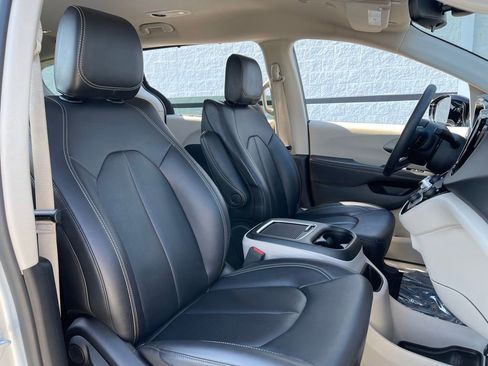 Used 2024 Chrysler Pacifica Touring-L FWD image 34