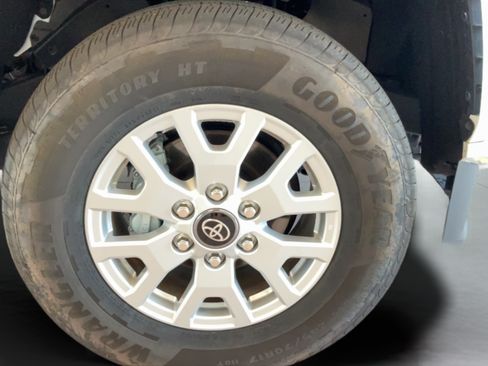 Certified 2025 Toyota Tacoma SR5 AWD/4WD image 44