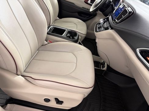 Used 2020 Chrysler Pacifica Limited FWD image 25
