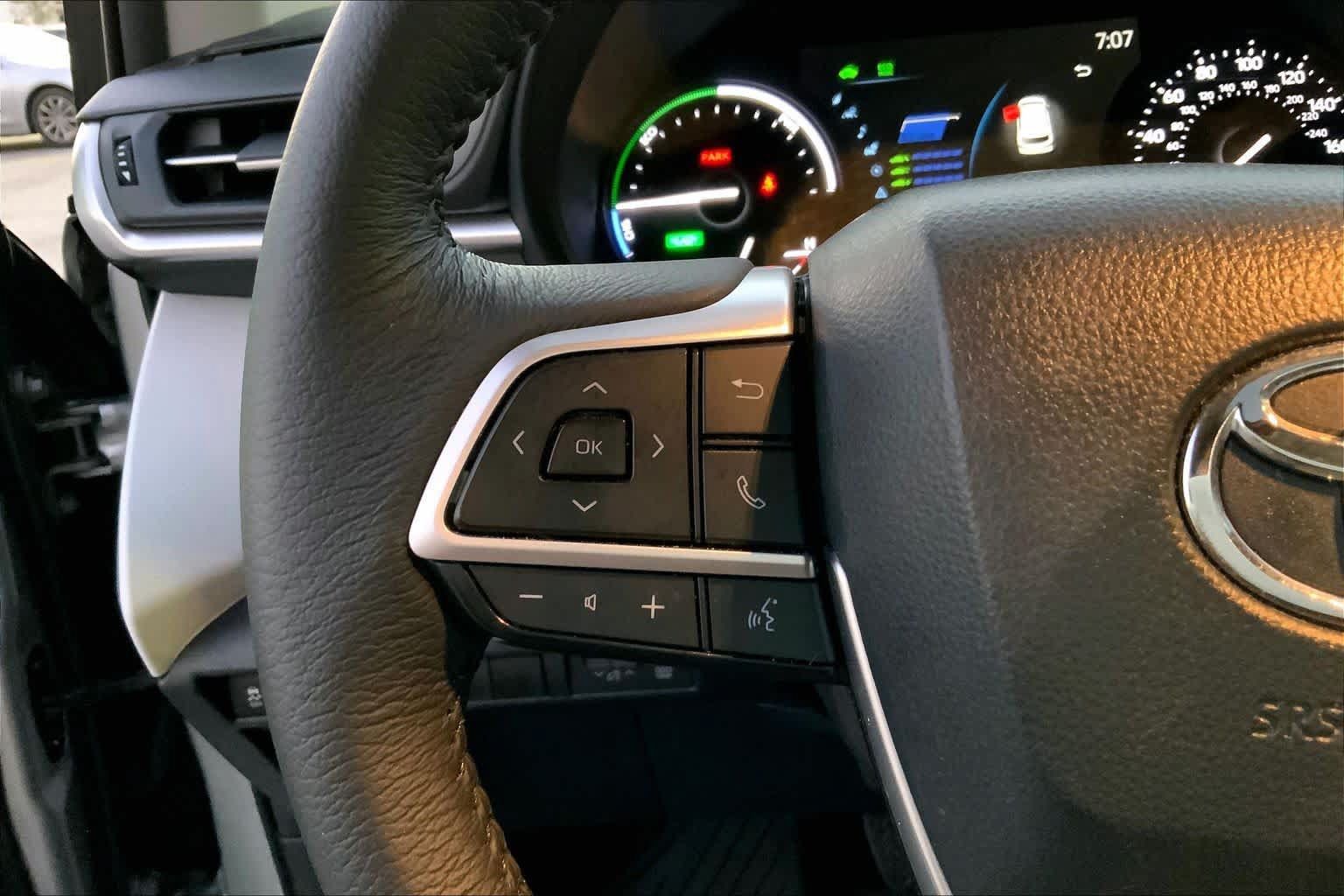 Used 2025 Toyota Sienna XLE FWD image 21