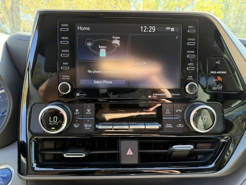 Used 2020 Toyota Highlander LE image 23