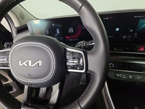 Used 2025 Kia Carnival image 28