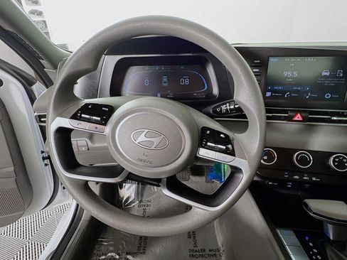 Certified 2025 Hyundai Elantra SE FWD image 11