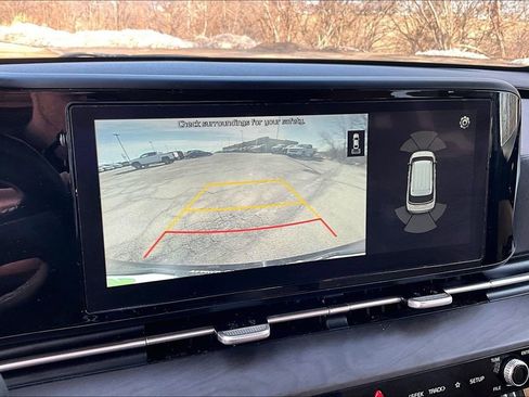 Used 2022 Kia Carnival EX image 16