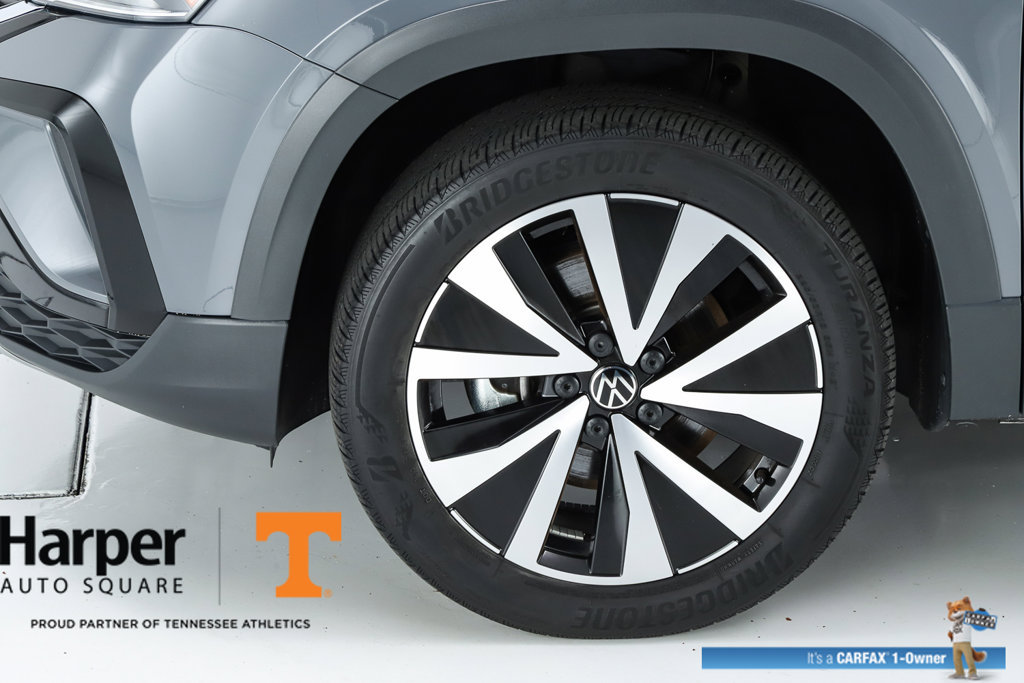 Used 2023 Volkswagen Taos SE w/ Panoramic Sunroof Package AWD/4WD image 5