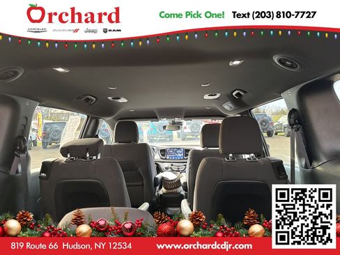 Used 2023 Chrysler Pacifica Touring image 14