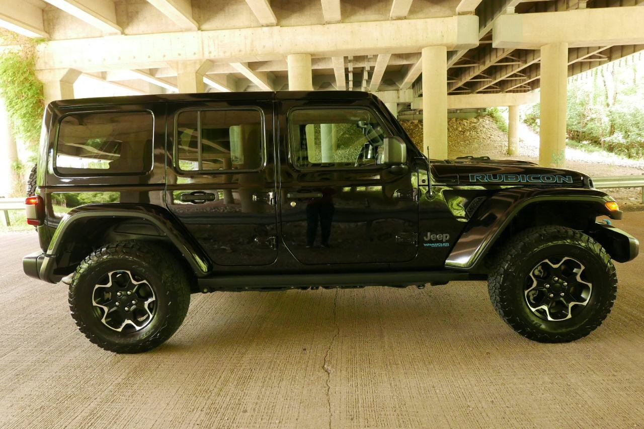 Used 2021 Jeep Wrangler Unlimited Rubicon 4xe w/ Cold Weather Group AWD/4WD image 39