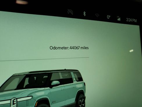 Used 2024 Rivian R1S Adventure AWD/4WD image 32