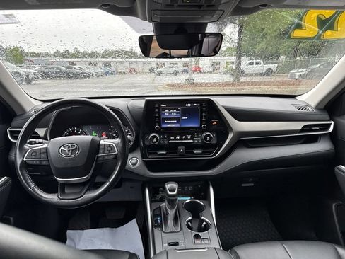 Used 2022 Toyota Highlander XLE FWD image 17