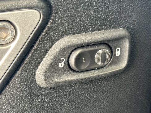 Used 2017 Jeep Wrangler Unlimited Rubicon w/ Connectivity Group AWD/4WD image 13