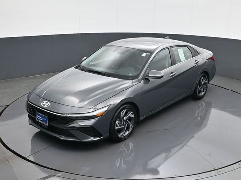 Certified 2025 Hyundai Elantra Limited w/ Cargo Package image 13