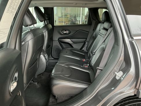 Used 2019 Jeep Cherokee Latitude Plus w/ Comfort/Convenience Group image 18