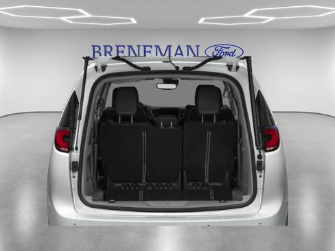 Used 2024 Chrysler Pacifica Touring-L image 8