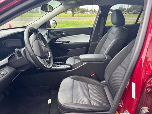 Used 2025 Chevrolet Trax LT w/ LT Convenience Package FWD image 25