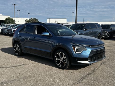 Used 2025 Kia Niro EX Touring FWD image 4