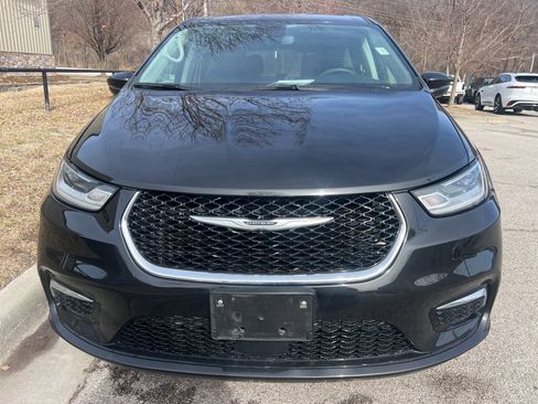 Used 2023 Chrysler Pacifica Touring-L image 2